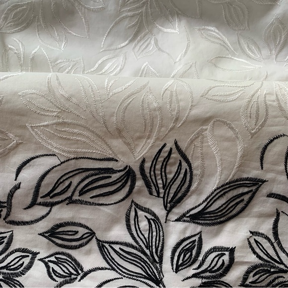 Antonio Melani Pretty Top in White or Very Light Cream with Black Size Small - Picture 4 of 4